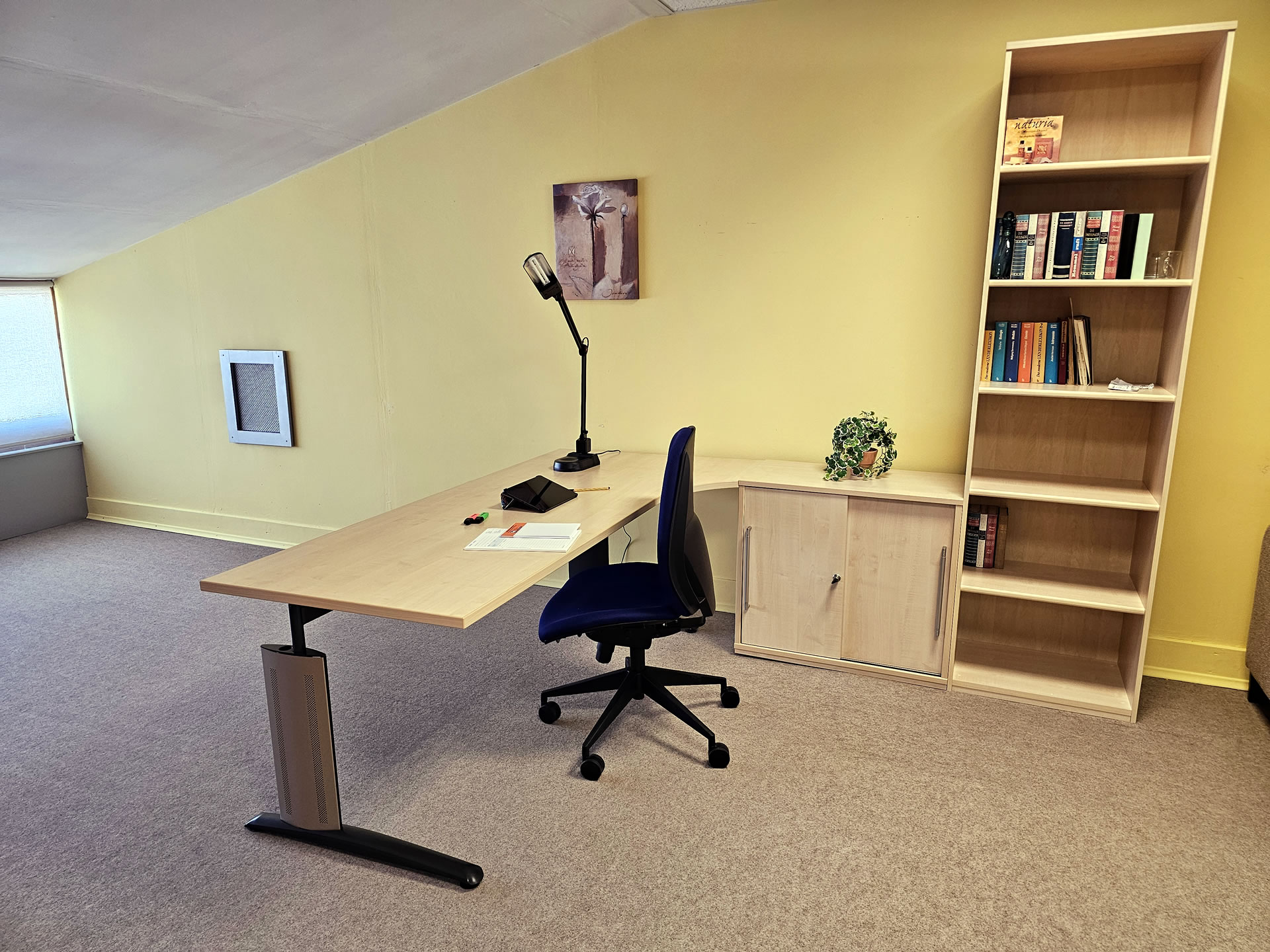 Schreibtisch mit Anbauschrank
